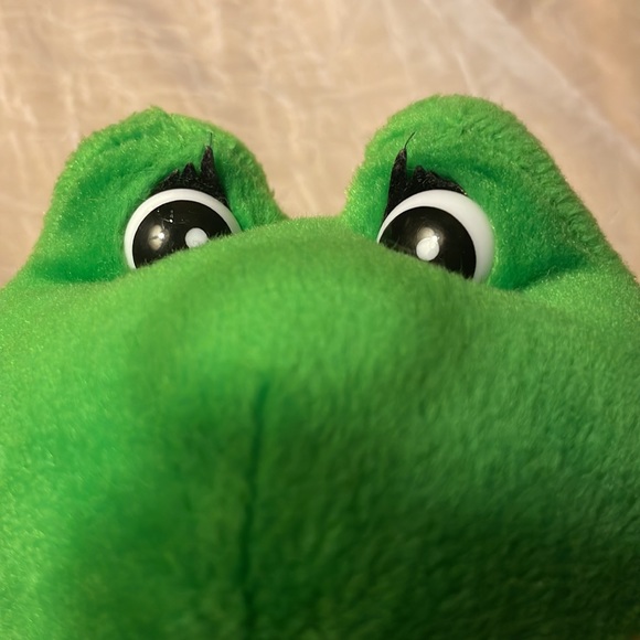 Gund Plush Green Frog Stuffed Animal with cute eyes green & yellow unisex - Picture 7 of 7